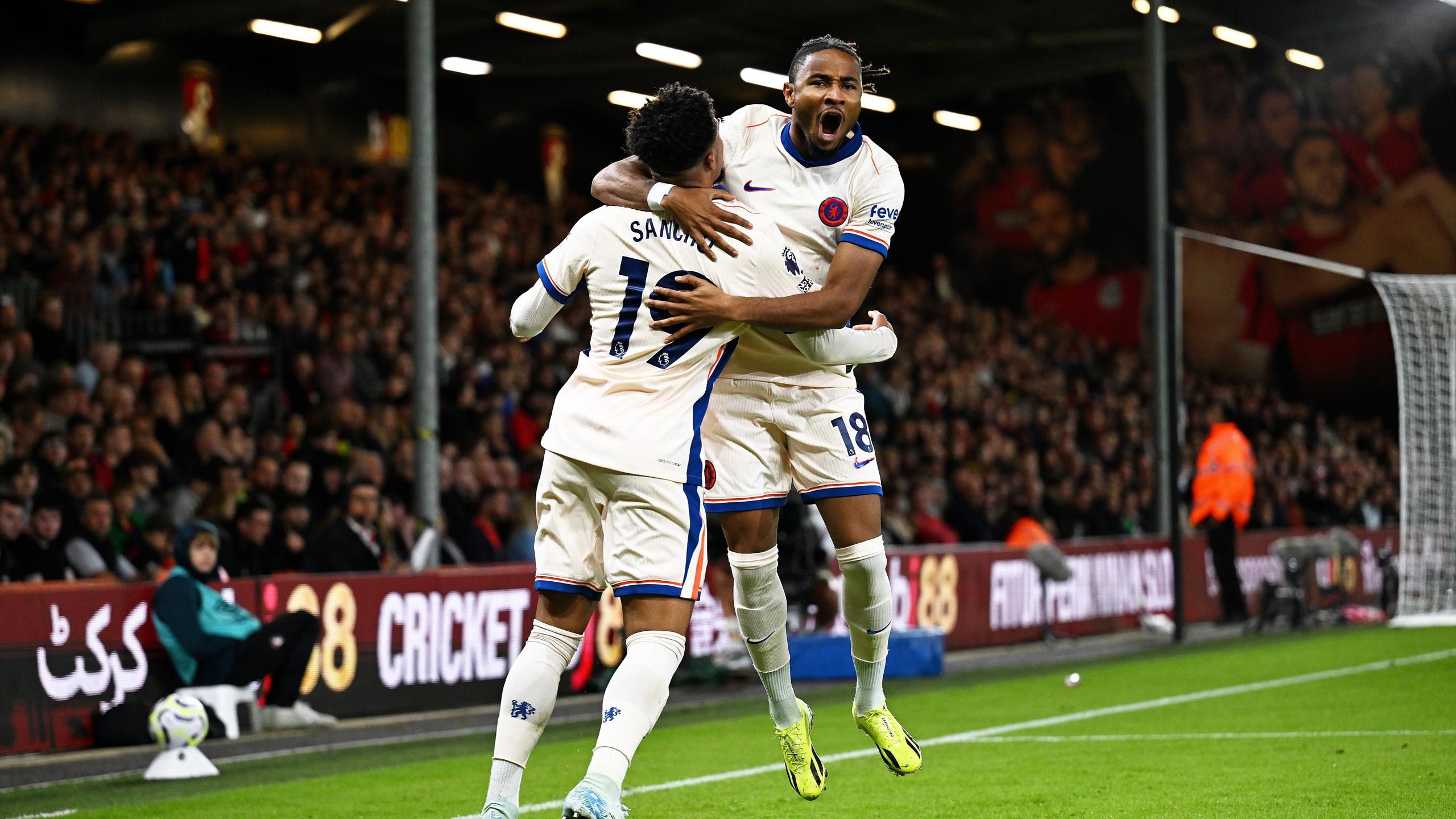 Nkunku marca el gol del triunfo para el Chelsea en el último momento tras una parada de penalti de Sánchez