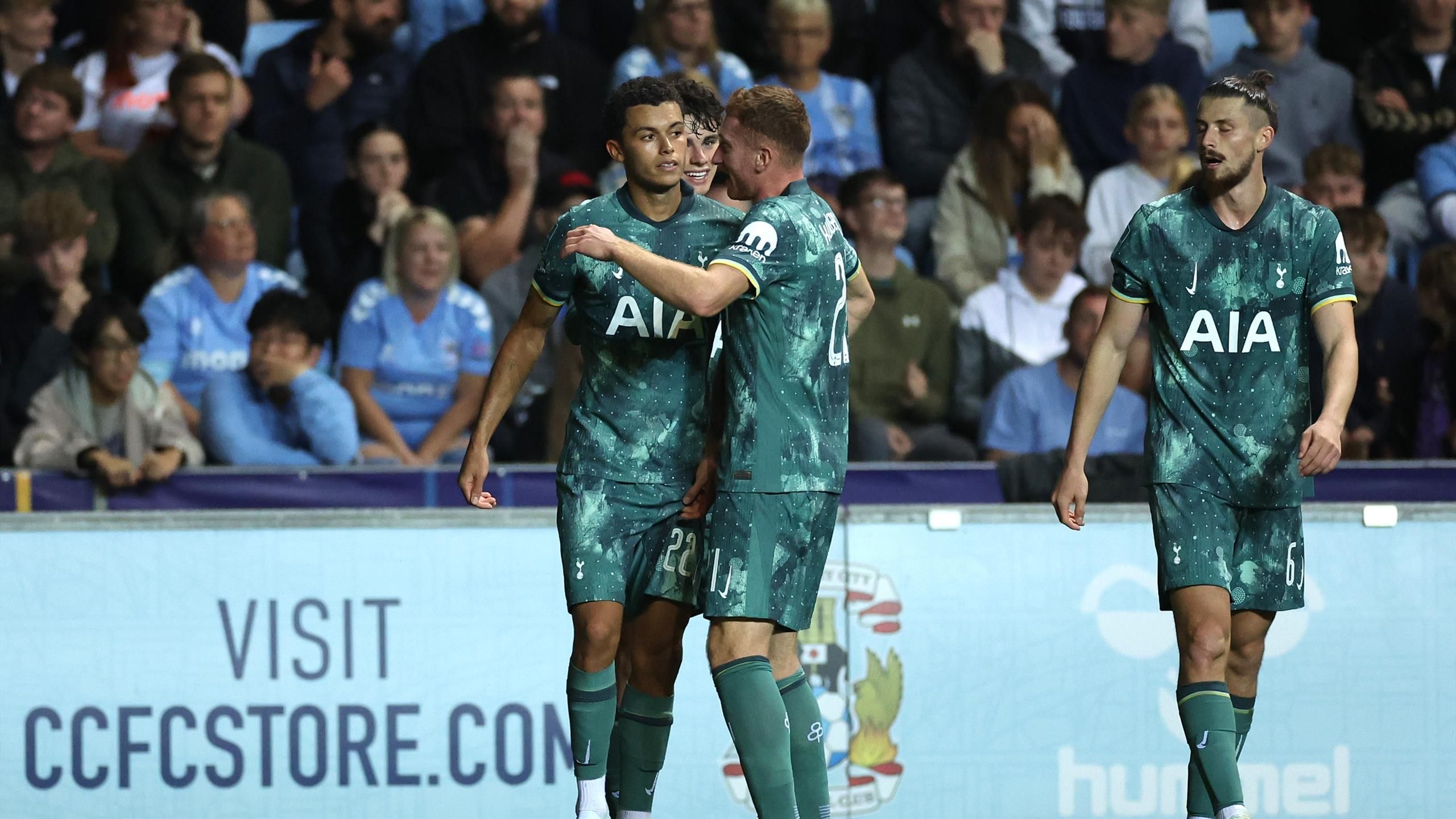 Spence y Johnson evitan el sonrojo de los Spurs con un espectáculo tardío y avanzan en Coventry