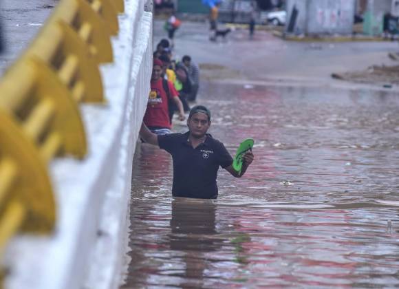 ‘John’ deja en Acapulco a 5 personas atrapadas; lluvias superan a las de ‘Otis’