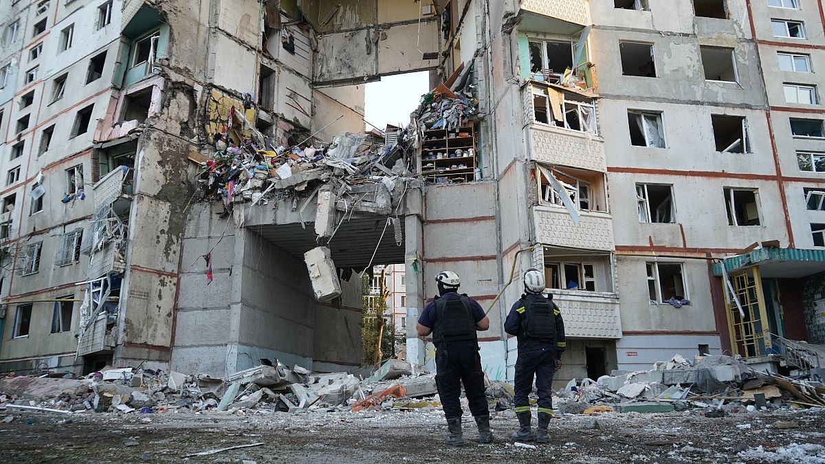 Ataque ruso en Járkov destruye parcialmente edificio residencial y mata a tres personas