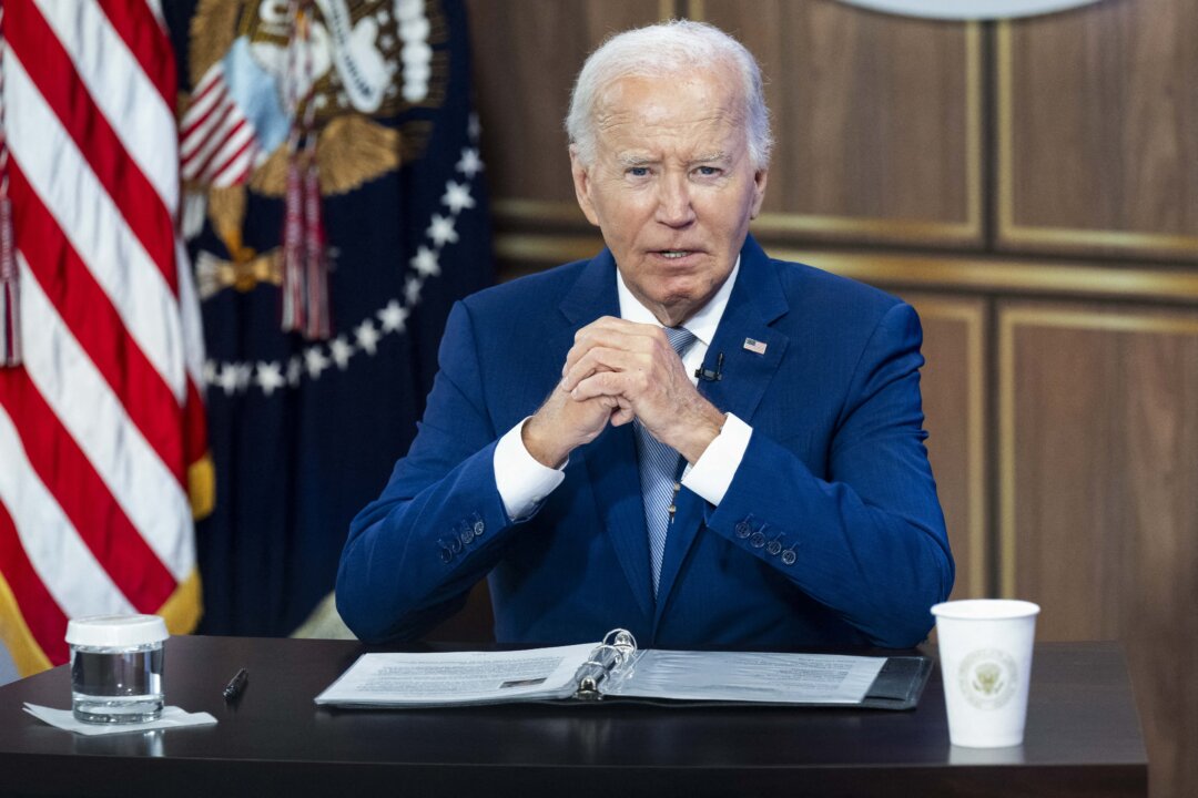 Biden dice que está aliviado de que Trump esté ileso y condena la violencia política