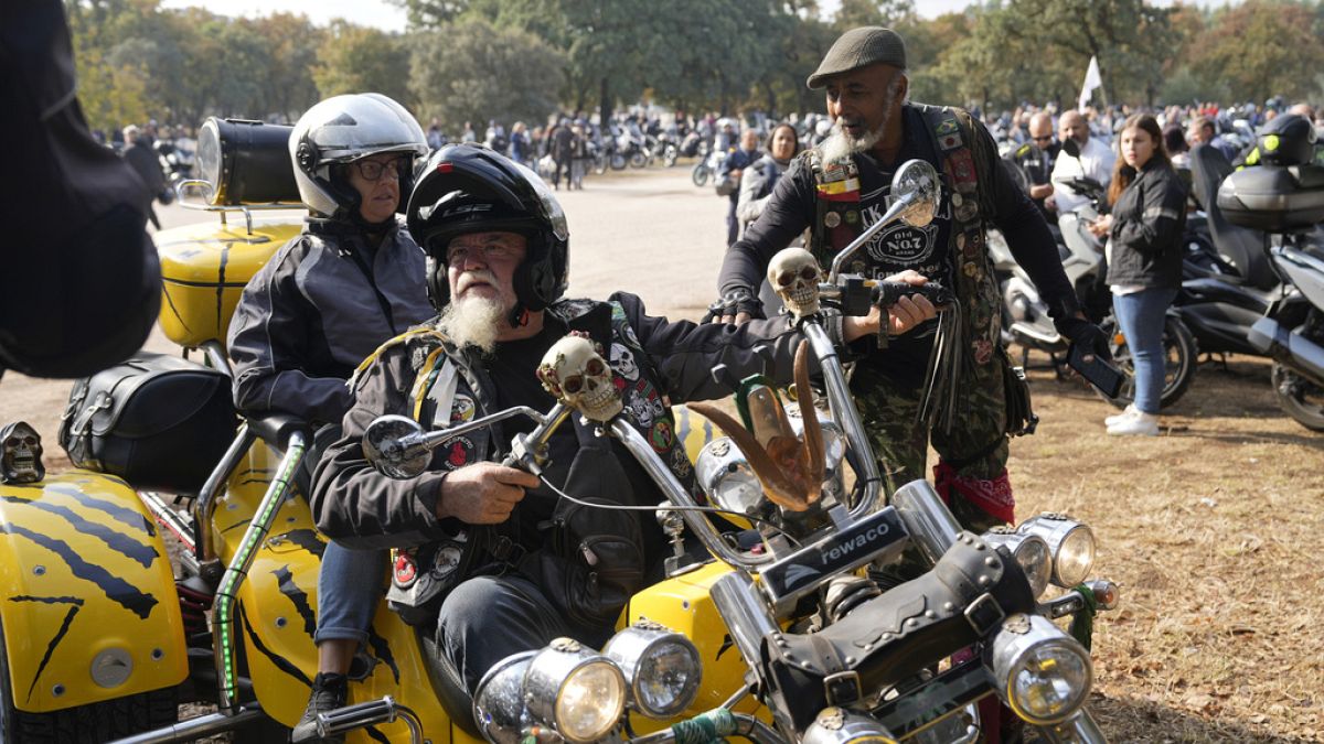 Decenas de miles de motociclistas se reunieron en un santuario portugués para bendecir sus cascos