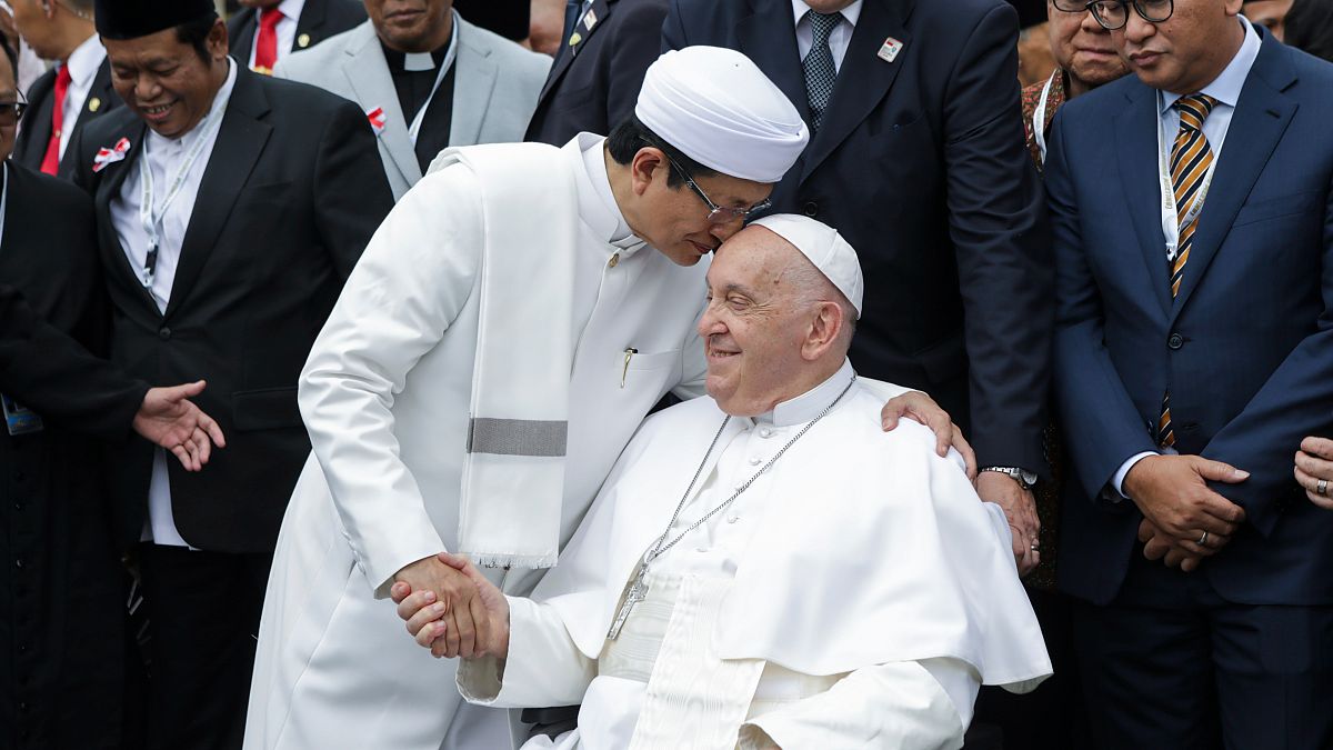 El Papa Francisco y el gran imán de Indonesia firman una declaración conjunta que pide la paz