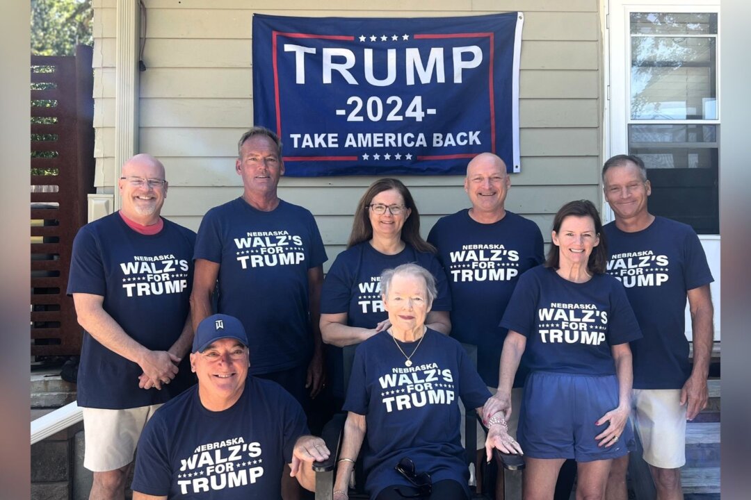 In Viral Image, Family Members of Walz Show Support for Trump