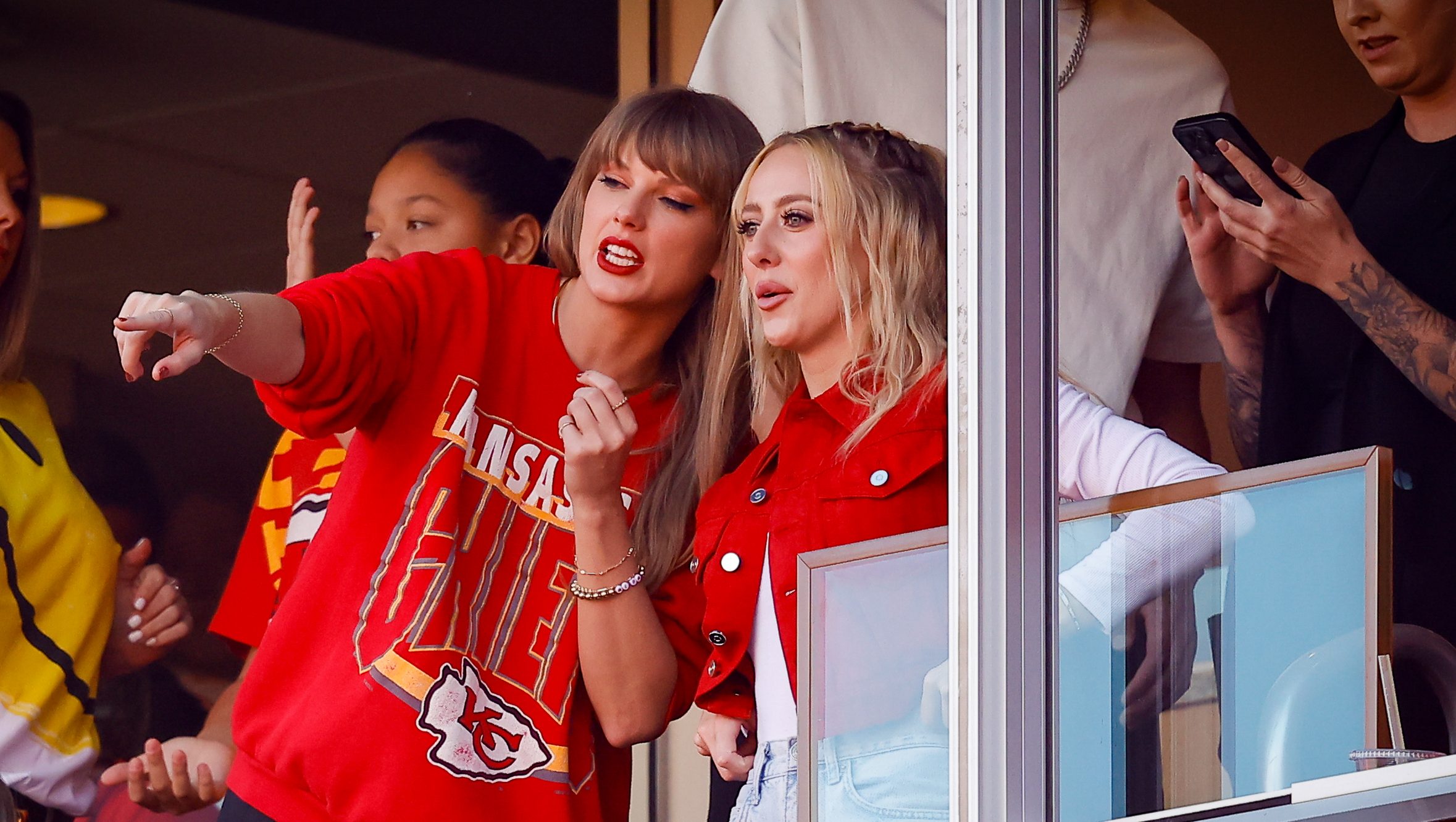 ¿Siguen siendo amigas Taylor Swift y Brittany Mahomes? Se sientan por separado en el partido de los Chiefs