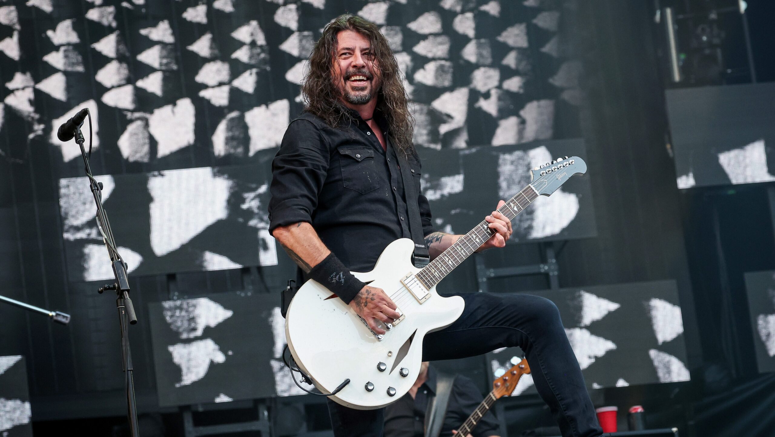 Dave Grohl de Foo Fighters anuncia el nacimiento de una niña al margen de su matrimonio de 21 años