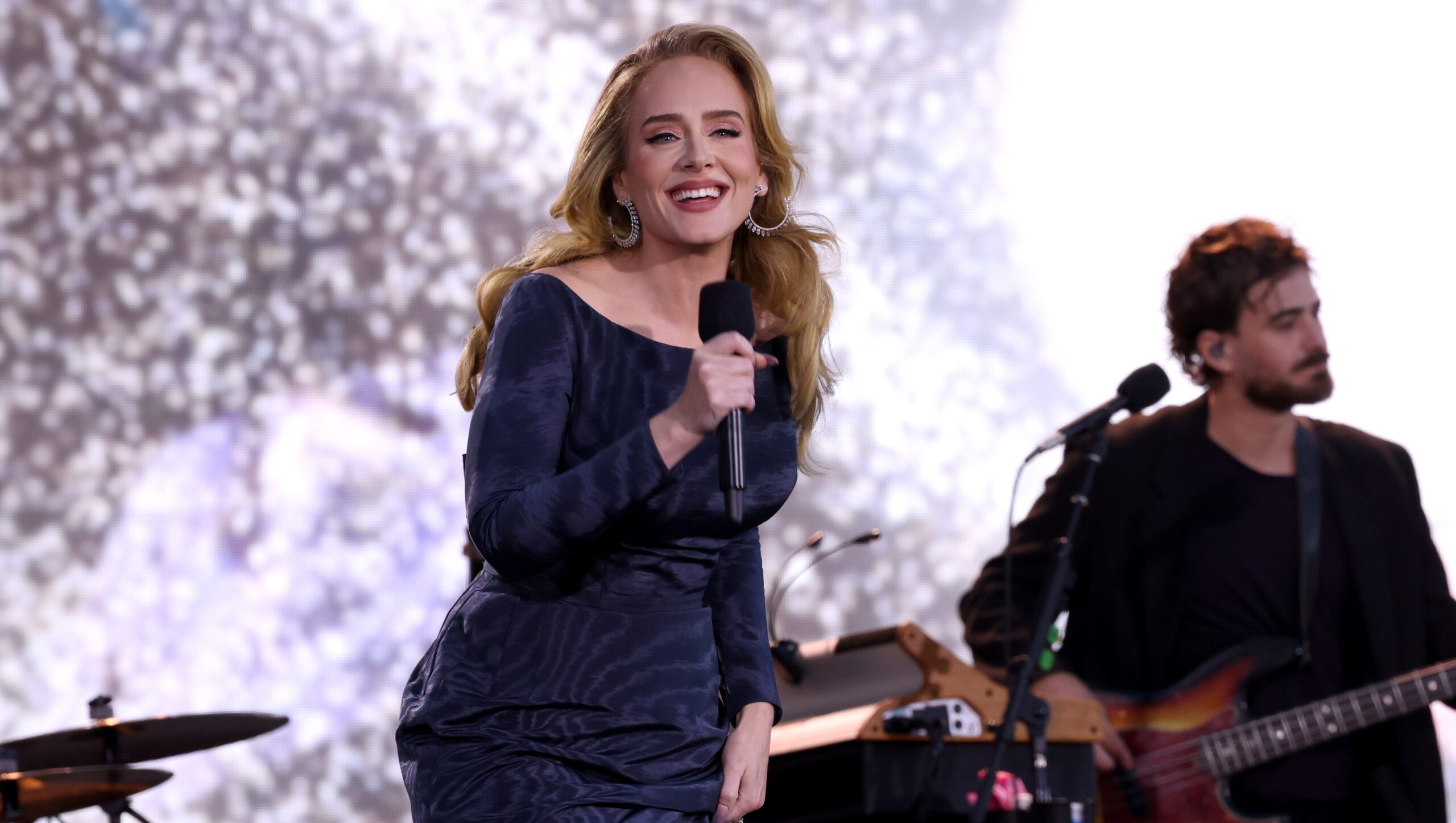 Adele vuelve a sus «años de aguantar a los tabloides» con su propio periódico