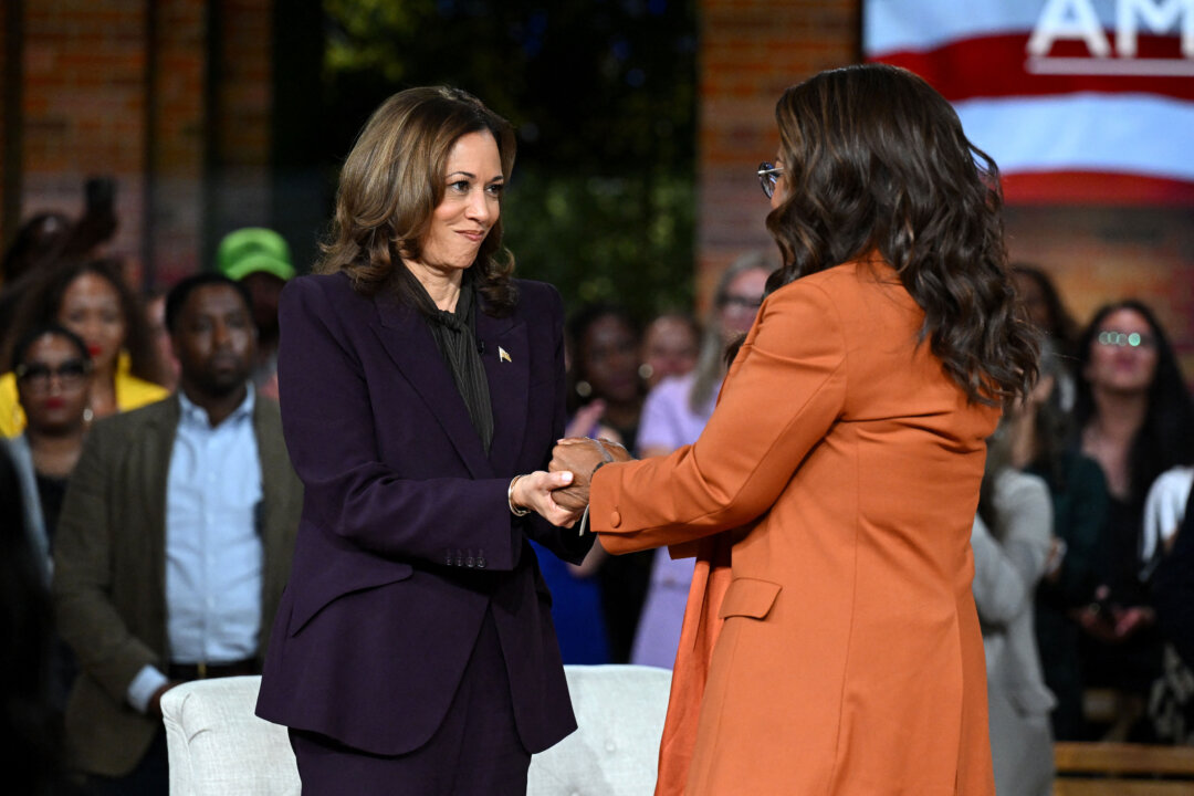 Harris le dice a Oprah que tiene armas pero apoya la prohibición de las “armas de asalto”