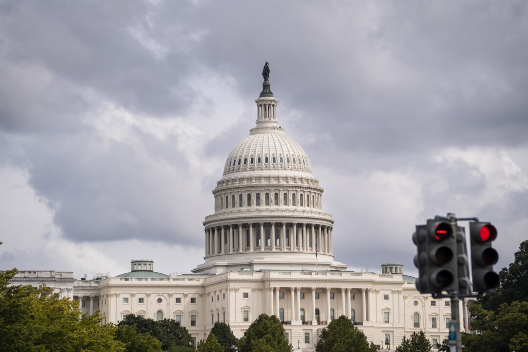 Schumer avanza con proyecto de ley de financiación provisional en el Senado mientras se avecina un cierre