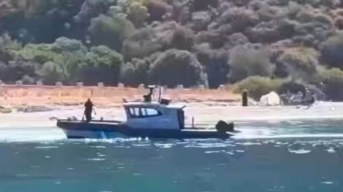 La guardia costera griega viola las aguas turcas al perseguir a un barco de migrantes