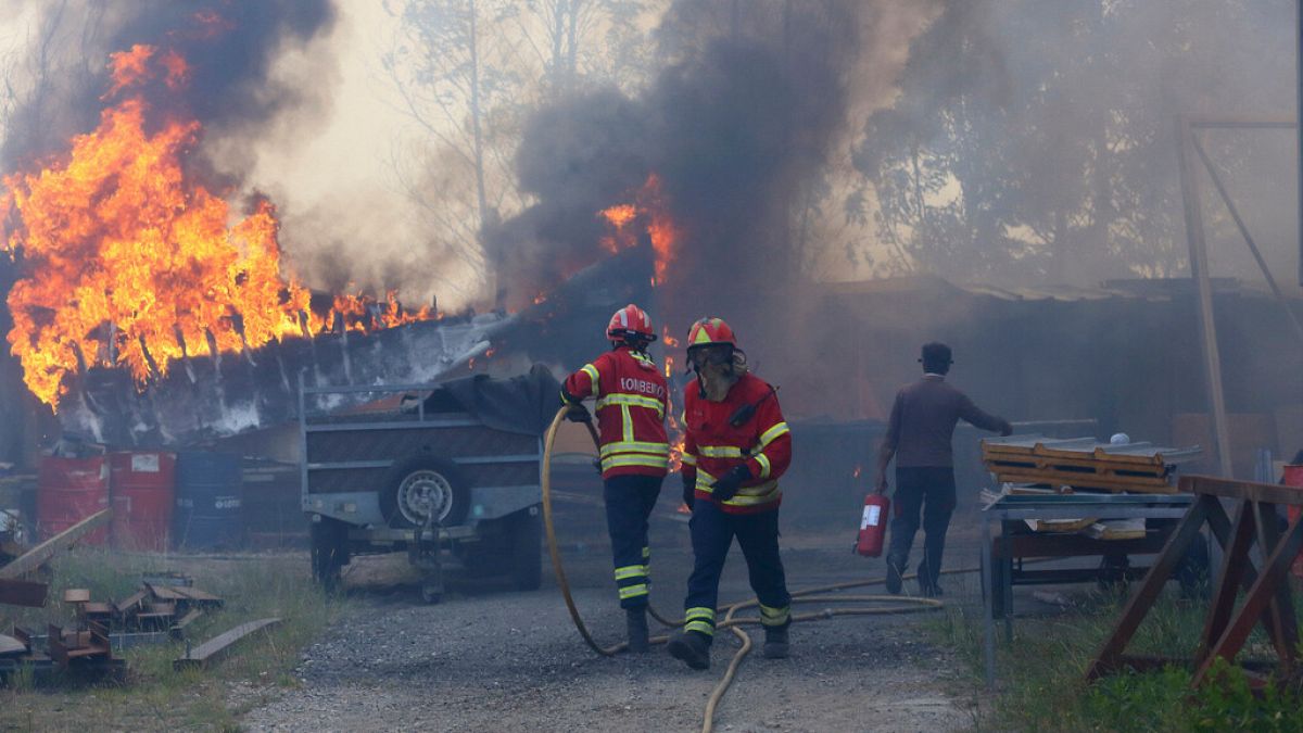 Miles de bomberos luchan contra incendios mortales en Portugal