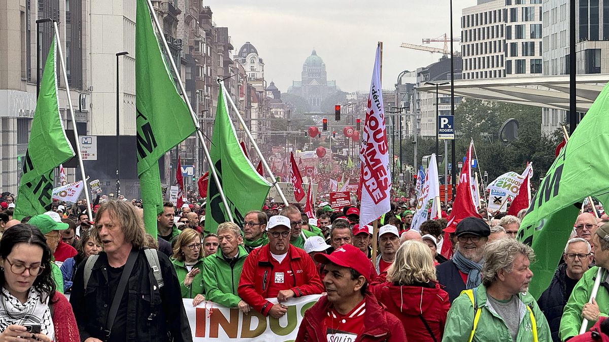 Miles de personas se manifiestan en Bruselas para apoyar a los trabajadores de Audi y piden una acción industrial en la UE