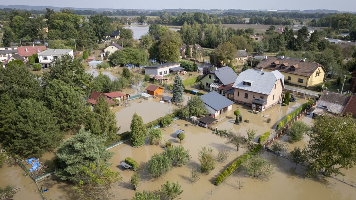 “Normalmente es un pequeño río inofensivo”: los austriacos afectados por las inundaciones se tambalean por los escombros que deja a su paso