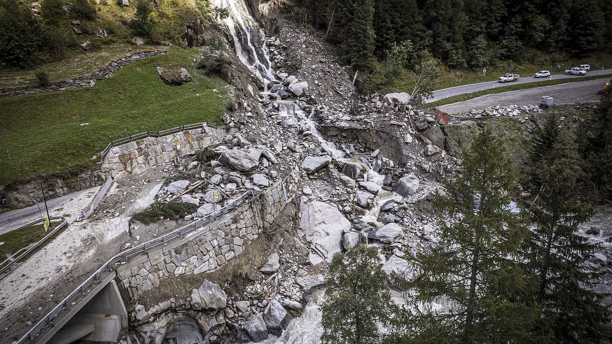 Turistas evacuados en helicóptero de una montaña suiza después de que un alud de lodo cortara la carretera