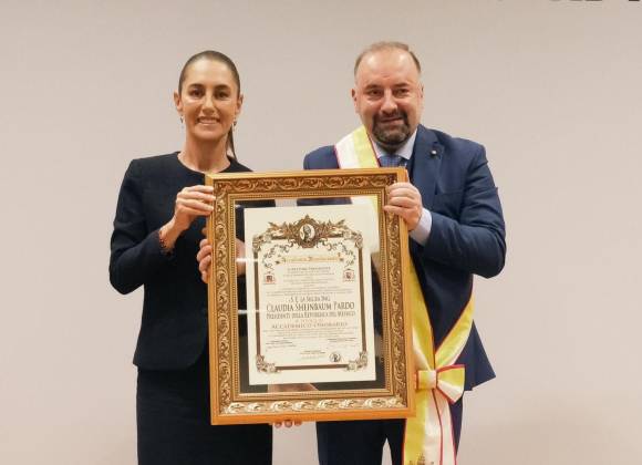 Claudia Sheinbaum recibe el Premio Internacional Bonifacio VIII de Italia