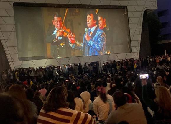 ‘Enloquecen’ fans por concierto de Juan Gabriel en la Cineteca