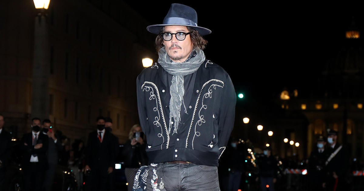 Johnny Depp posa con su novia Iuliia Vlasova en nuevas y raras fotos