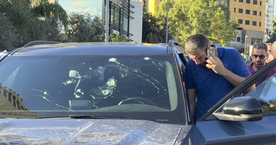 Agentes de policía inspeccionan un automóvil en cuyo interior explotó un buscapersonas portátil, Beirut, Líbano, el martes 17 de septiembre de 2024. (Foto AP/Hussein Malla)