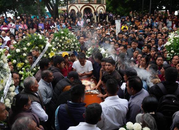 Cientos de creyentes dan último adiós al padre Marcelo Pérez, sacerdote asesinado en Chiapas