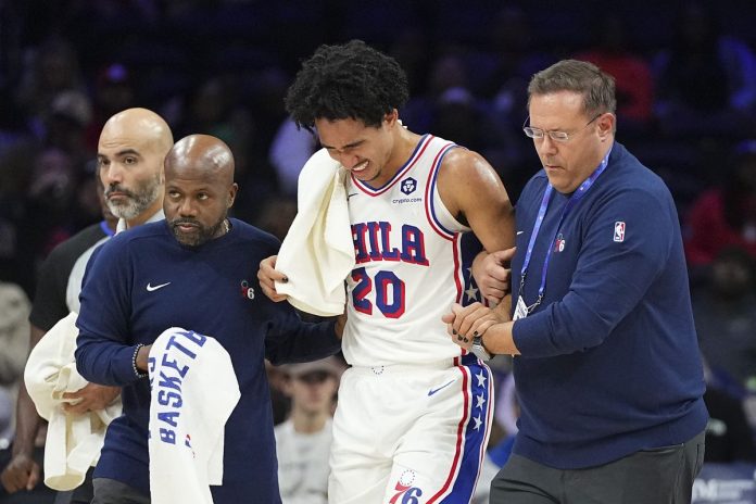 Jared McCain sufre una desagradable caída mientras la crisis de lesiones de los Sixers empeora durante la pretemporada