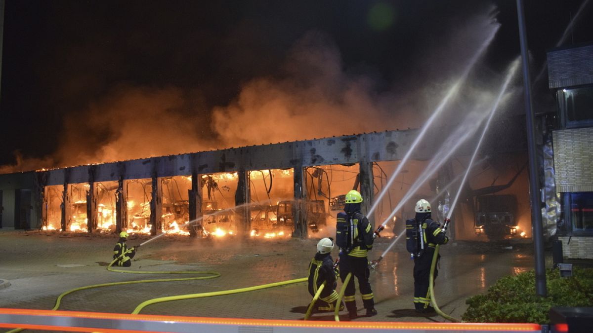 Blaze arrasa una nueva estación de bomberos en Alemania que no tenía alarmas contra incendios