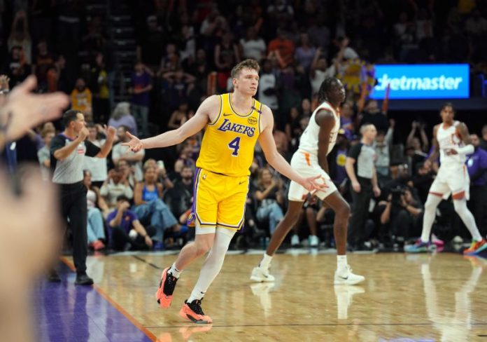 El novato de los Lakers, Dalton Knecht, anotó 35 puntos en una victoria en tiempo extra de pretemporada contra los Suns.