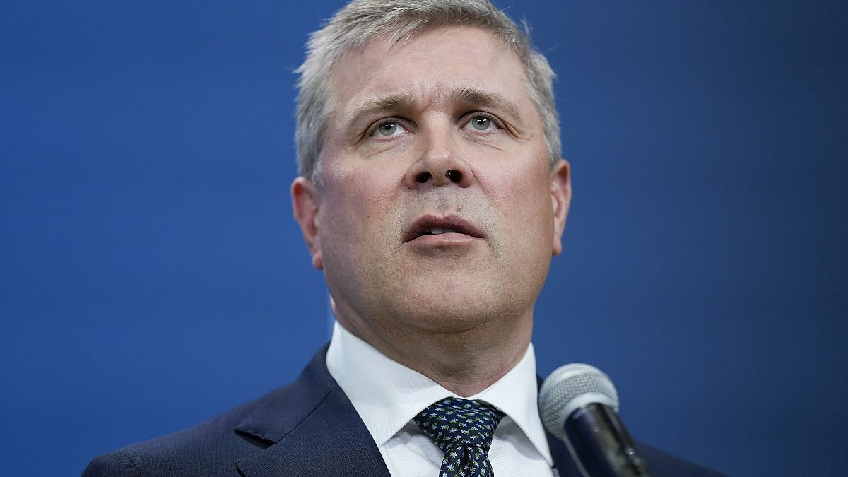 El primer ministro de Islandia disuelve la coalición tripartita gobernante, citando luchas internas