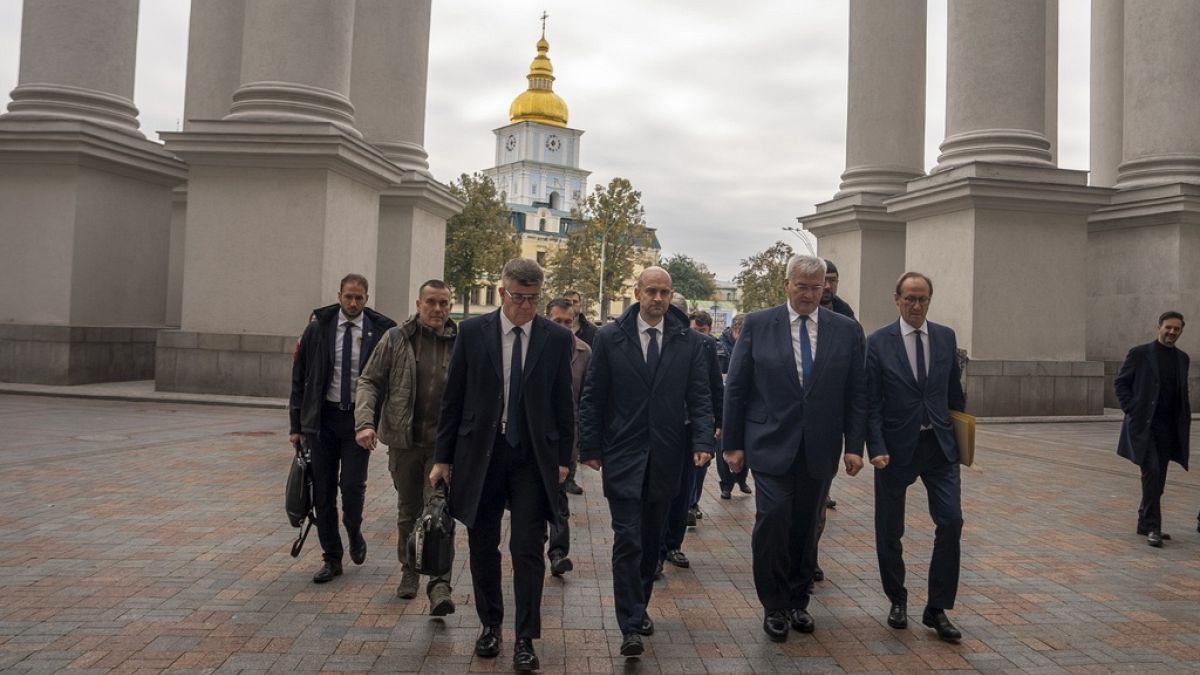 Francia promete apoyar la propuesta de Ucrania para poner fin a la guerra con Rusia