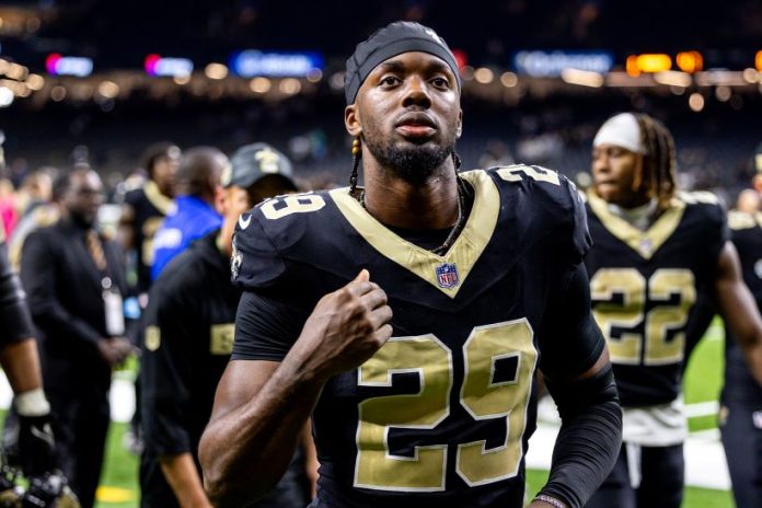 Paulson Adebo de los Saints sufrió una fractura de fémur y se perderá el resto de la temporada 2024