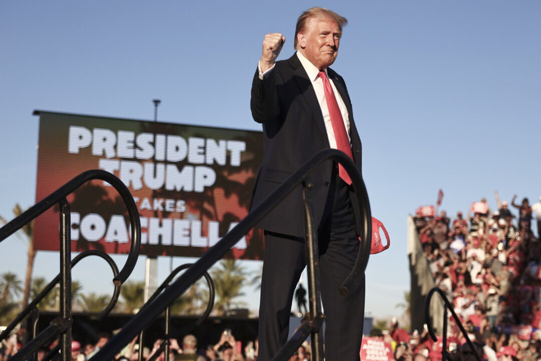 A crowd starts to form around the bulletproof glass podium where Trump later spoke at a rally in Coachella, Calif., on Oct. 12, 2024. (Brad Jones/The Epoch Times)