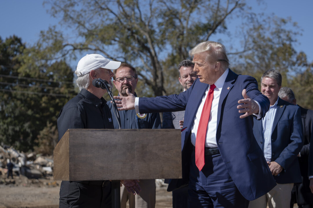 Trump elogia a los habitantes de Carolina del Norte que votaron anticipadamente en medio del caos posterior al huracán