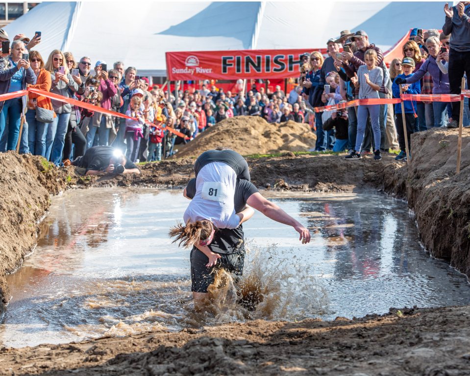 Campeonato Wild American Wife Carrying 2024: cerveza, dinero en efectivo, barro y diversión.