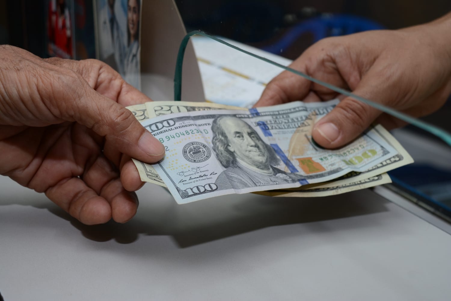 El más caro del año: precio del dólar en Colombia roza los $4.400