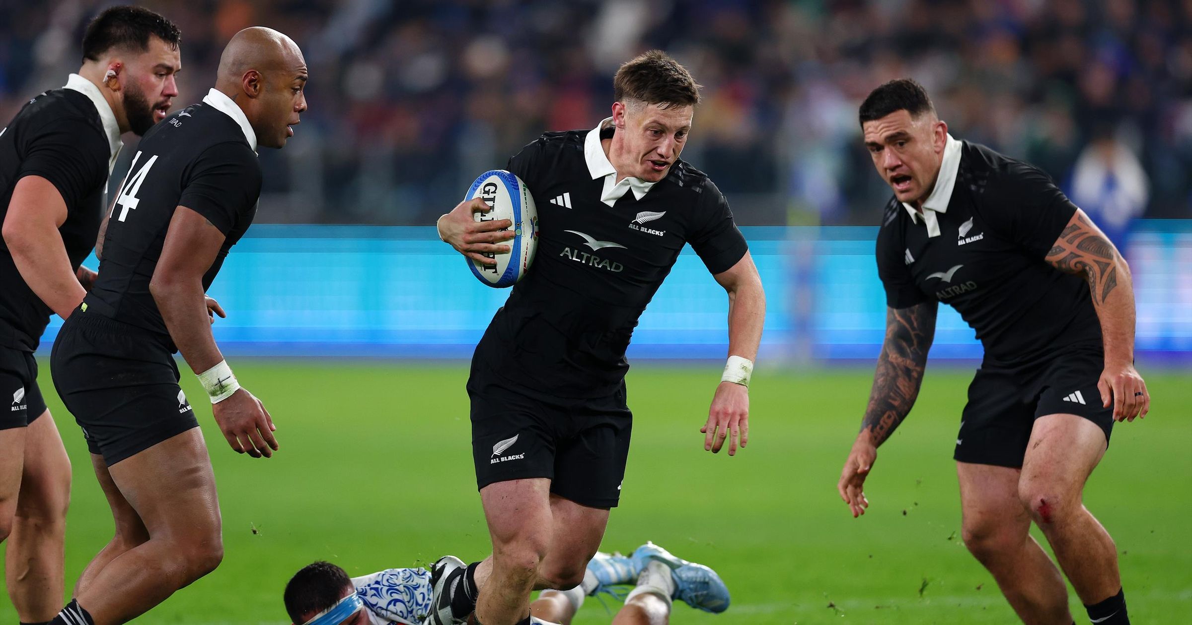 Los All Blacks vencen a la obstinada Italia y Cane se marcha en lo más alto