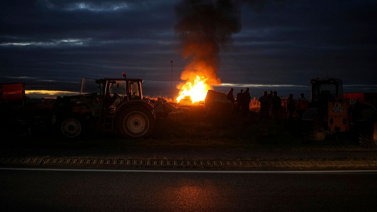 Agricultores bloquean una carretera cerca de la frontera franco-española en protesta contra el acuerdo UE-Mercosur