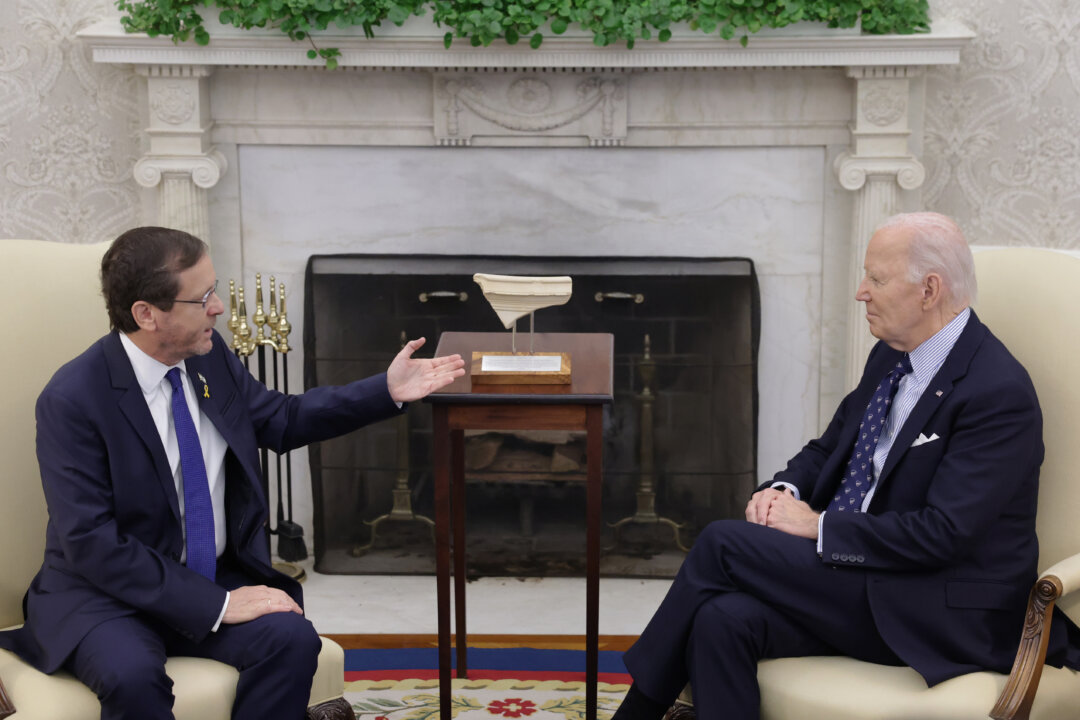 Biden se reúne con el presidente israelí Herzog en la Casa Blanca