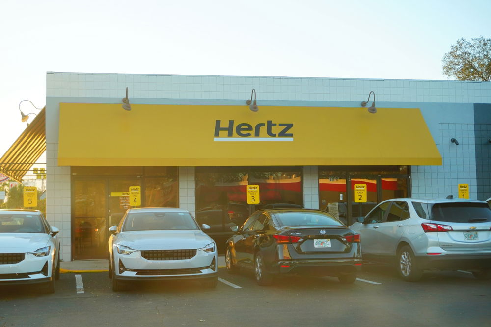 Hertz golpea a un cliente con un billete de 10.000 dólares tras un acuerdo de "millas ilimitadas" y luego amenaza con arrestarlo por quejarse.