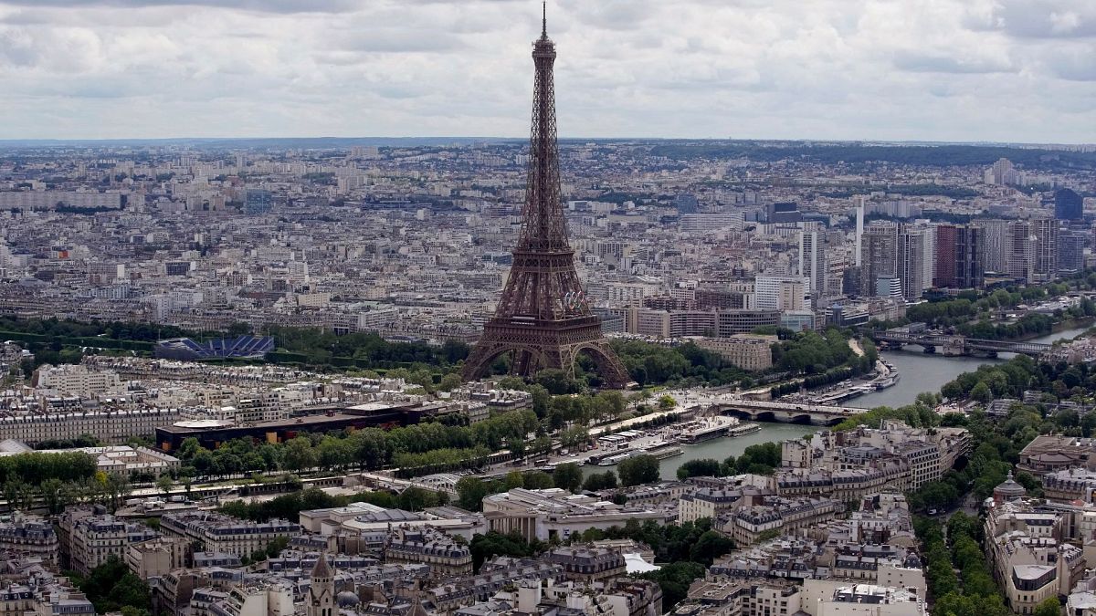 Ladrones roban tabaqueras con diamantes incrustados en una redada en un museo de París