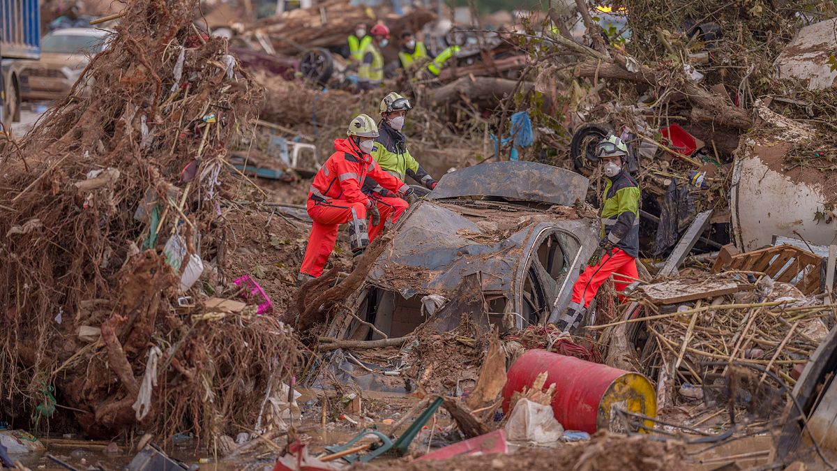 Las tropas buscan más víctimas de las inundaciones en Valencia mientras la lluvia interrumpe el servicio ferroviario