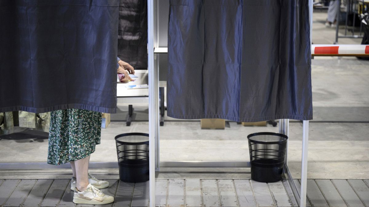 Los votantes suizos dicen no a las autopistas más grandes y a los desalojos más fáciles en un referéndum