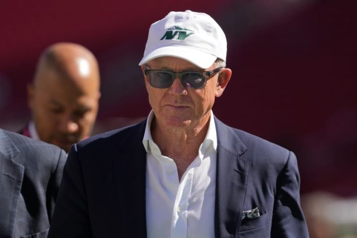 El propietario de los Jets, Woody Johnson, quería enviar a la banca a Aaron Rodgers después de una derrota de la Semana 4 ante los Broncos.