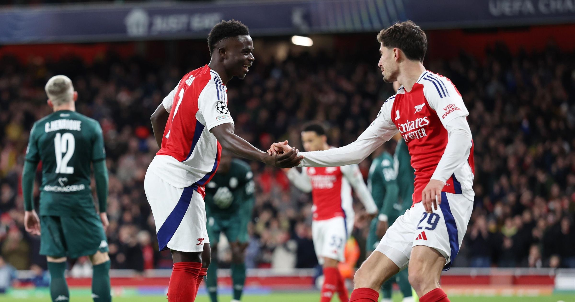 El doblete de Saka acerca al impresionante Arsenal a los nocauts de la UCL