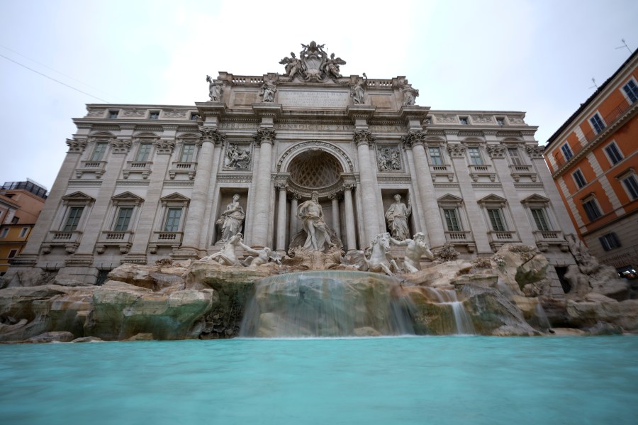 La icónica Fontana de Trevi de Roma reabre tras obras de renovación a tiempo para el Año Santo Jubilar