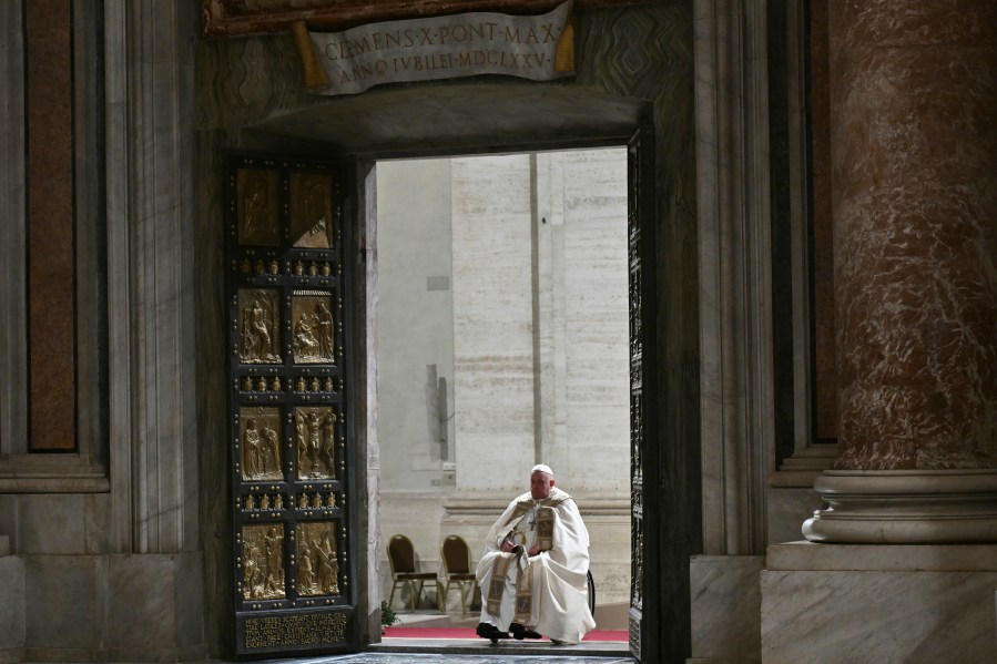 El Papa Francisco inicia un Jubileo de un año que pondrá a prueba su resistencia y la paciencia de Roma