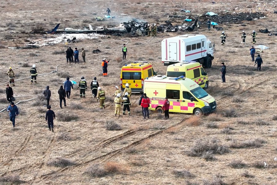 Un avión azerbaiyano se estrella en Kazajstán, matando a 38 personas y dejando 29 sobrevivientes, dicen las autoridades