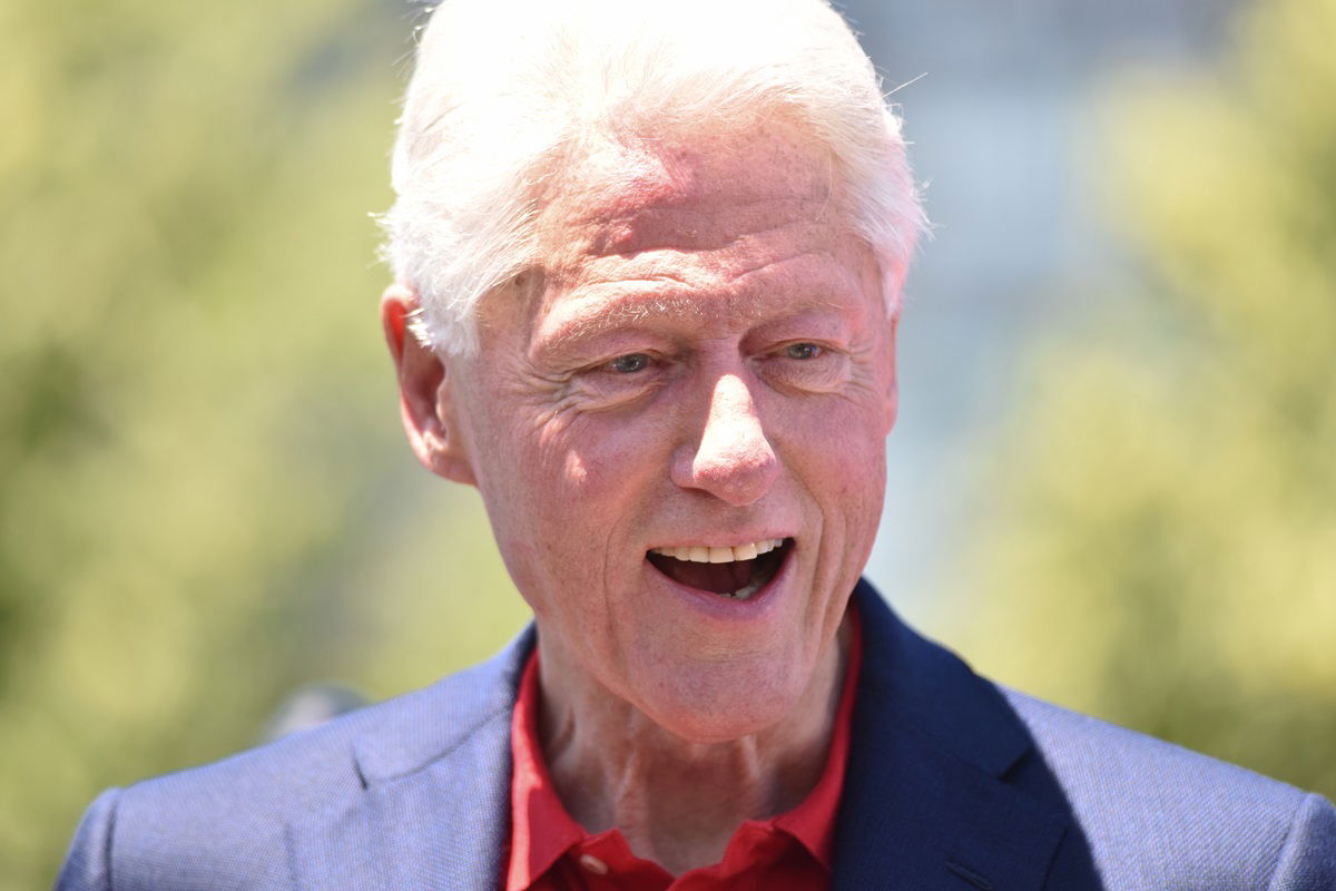 Bill Clinton hospitalizado pero de buen humor