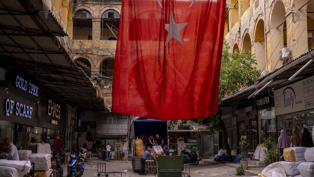 El Banco Central de Turquía sorprende a los mercados con un fuerte recorte de tipos a medida que la inflación disminuye