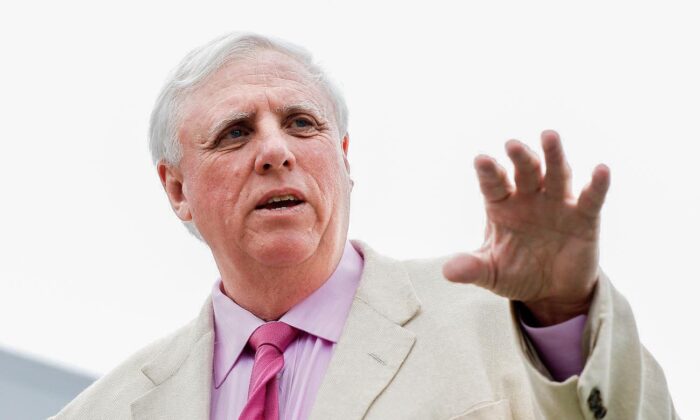 Jim Justice de Virginia Occidental retrasará 10 días la toma de posesión del Senado para finalizar el mandato del gobernador