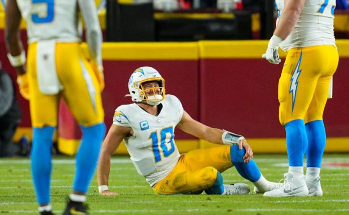 Justin Herbert de los Chargers sufrió un esguince de tobillo en la Semana 14 contra los Chiefs