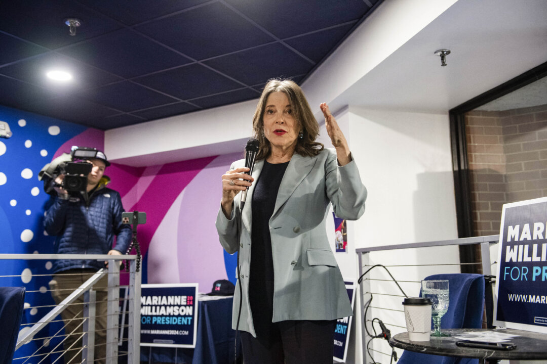 La excandidata presidencial Marianne Williamson lanza su candidatura a la presidencia del Comité Nacional Demócrata